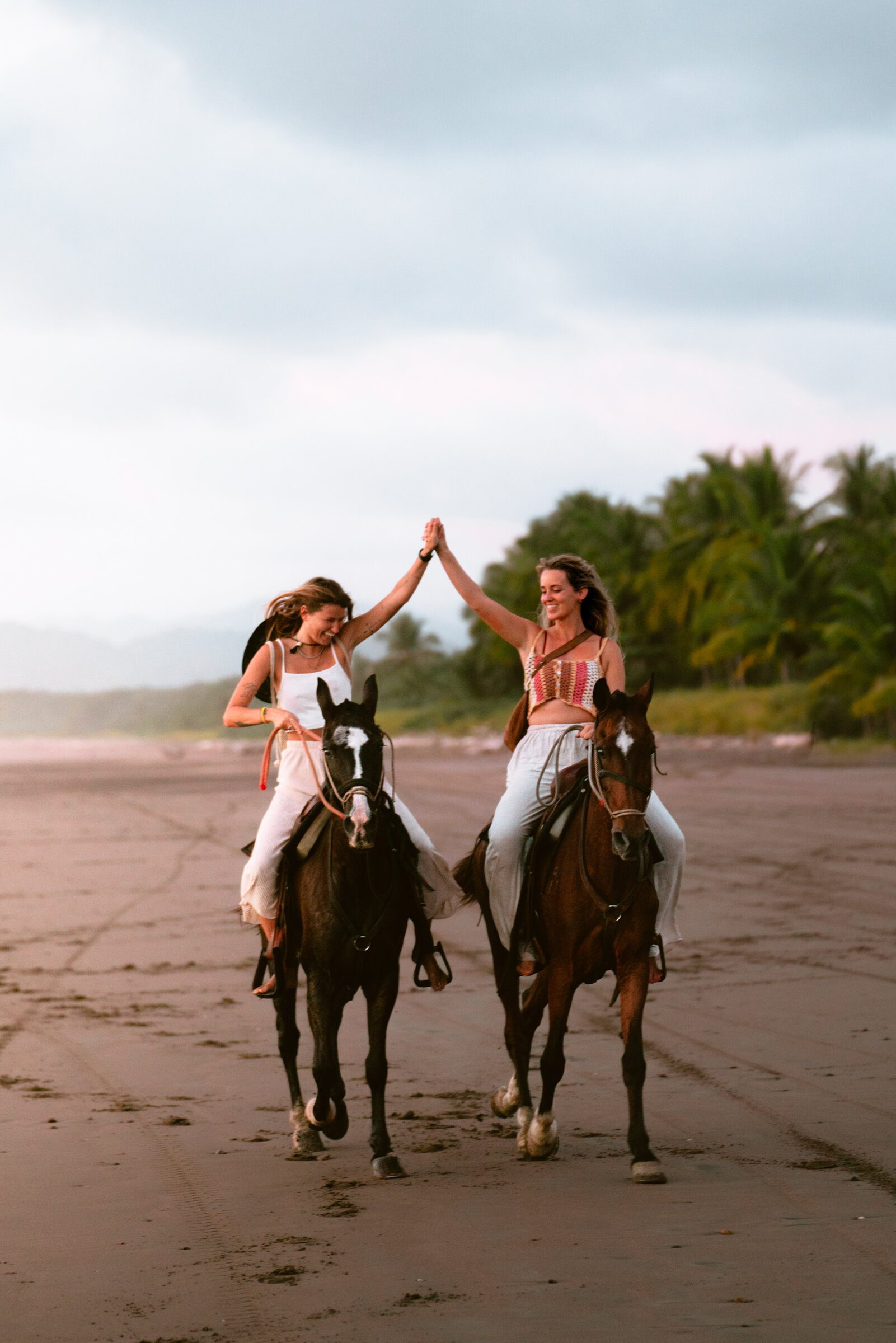 Scooter sur route de terre.